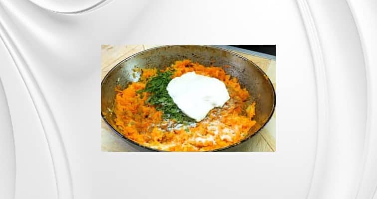 Приготовление минтая с овощами и сметаной в духовке: шаг 7