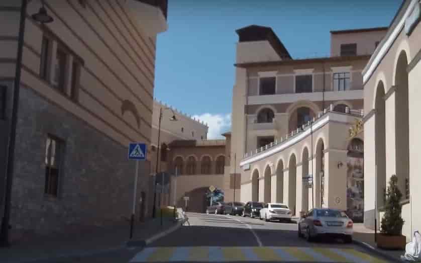 Въезд на курорт Поляна 960 | парковка