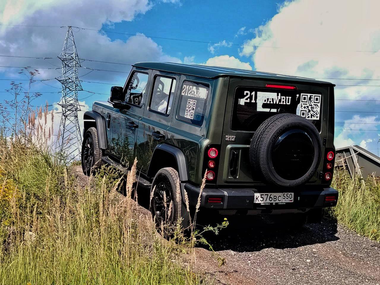 212 T01 на неровной дороге среди высокой травы