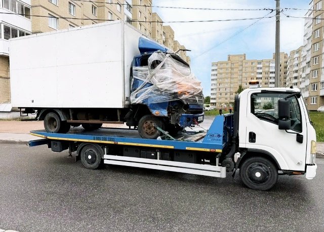 Эвакуатор в узком дворе для коммерческого авто