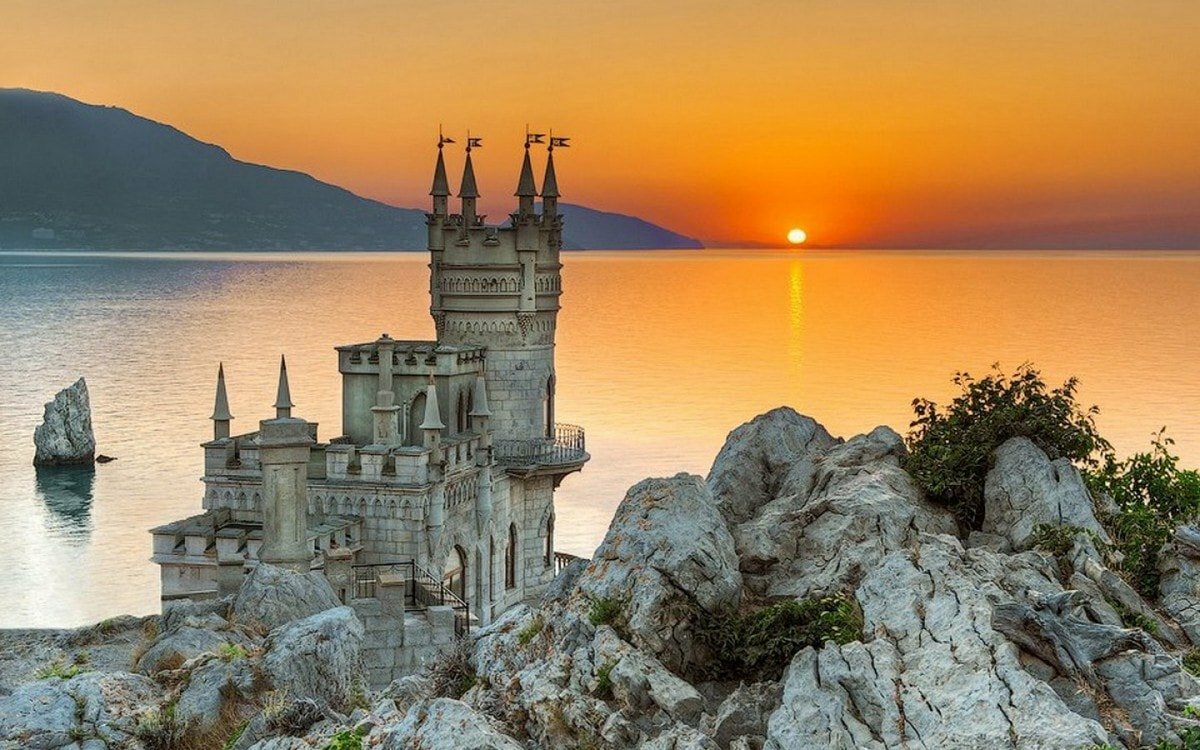 Замечательный крым. Замок Ласточкино гнездо в Крыму. Замок «Ласточкино гнездо» Ялта, Крым. Ялта достопримечательности Ласточкино гнездо. Россия Ялта Ласточкино гнездо.