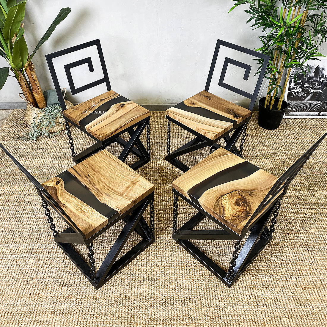 Tavolo Continental in noce europeo e resina turchese pigmentata