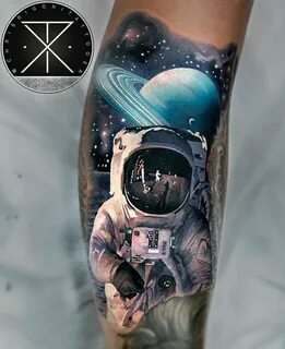 Космонавт в космосе эскиз для татуировки на руке. Эскиз тату мастера Каролины салон PlayPain.