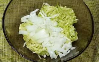 Приготовление запеканки из кабачков и картофеля в духовке: шаг 4