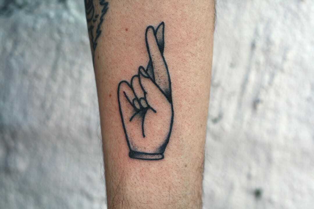 Скрещивающиеся пальцы: значение татуировки и символика
