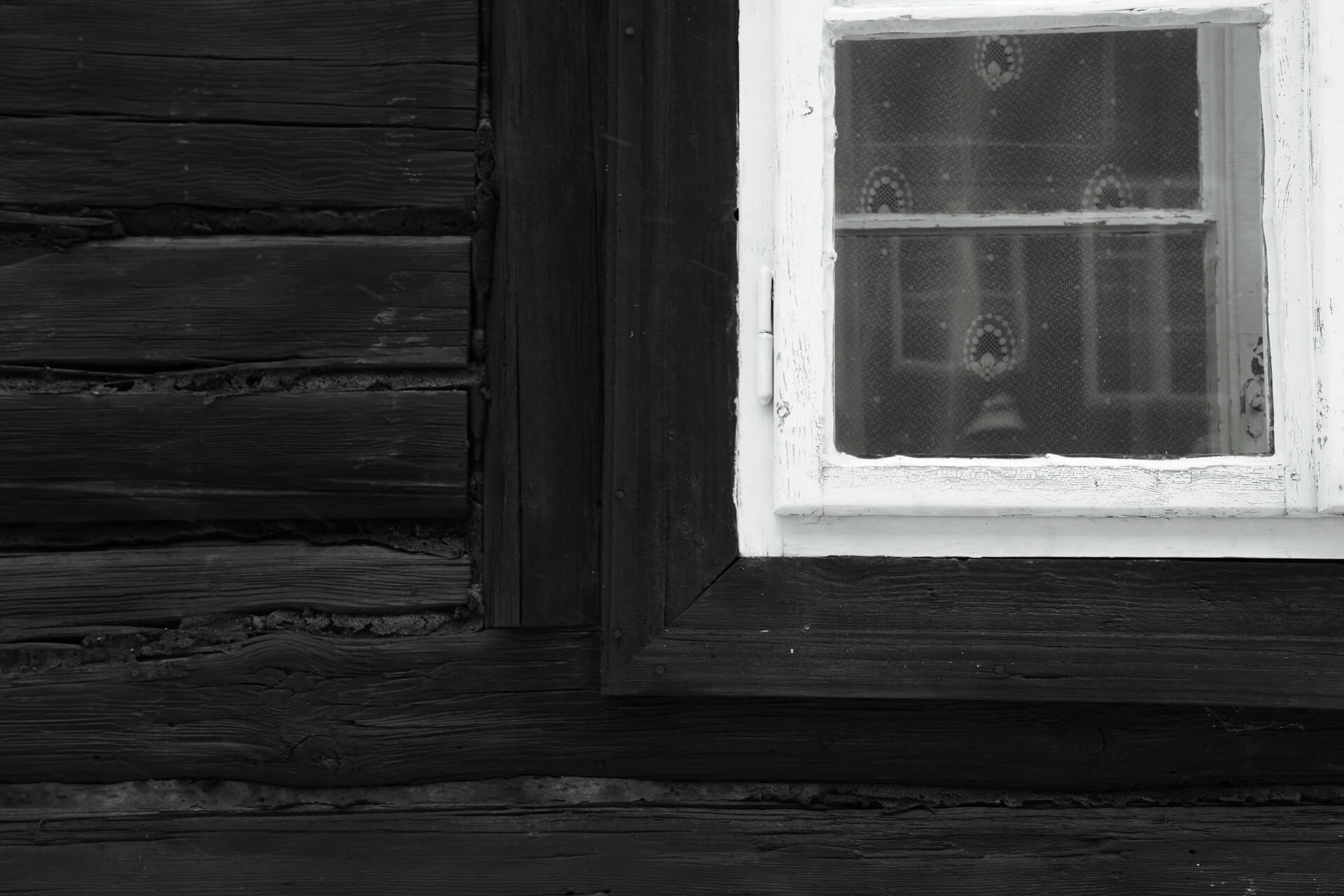 стена деревянного дома с окном