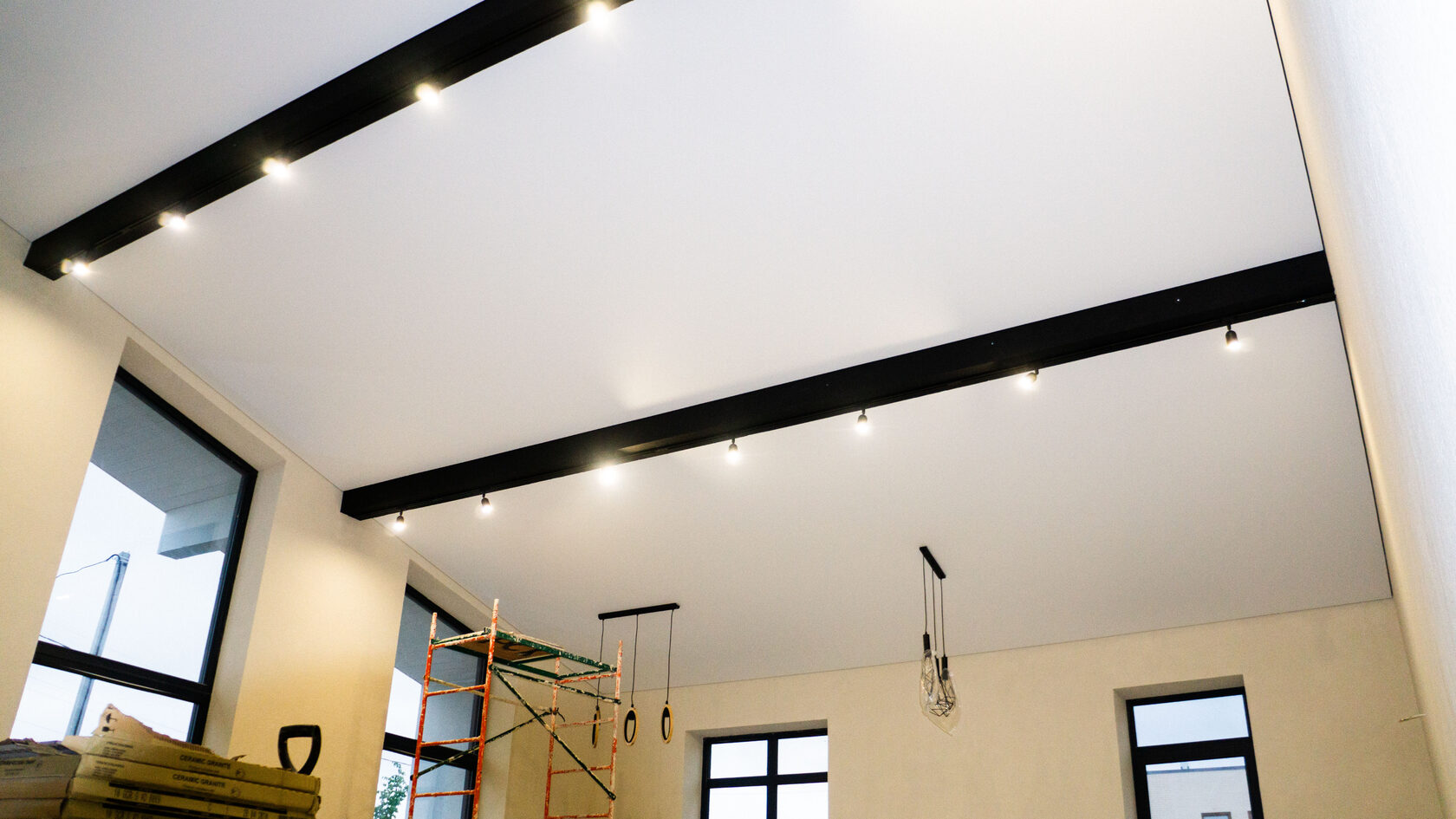 деревянные балки в натяжном потолке