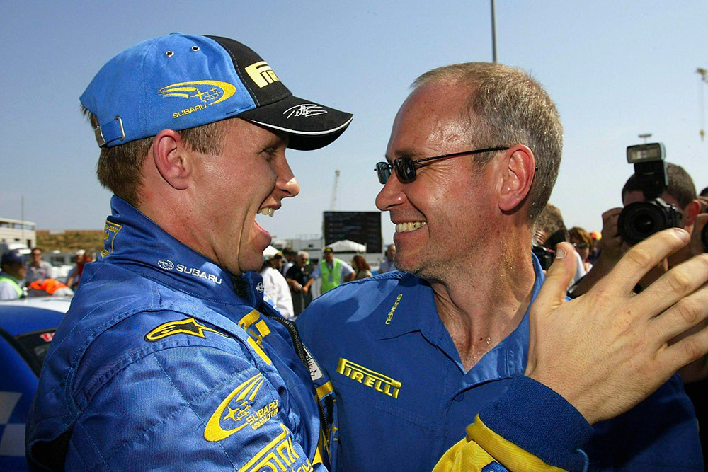 Победитель ралли Сардиния 2004 Петтер Сольберг и руководитель команды Subaru Дэвид Лапорт