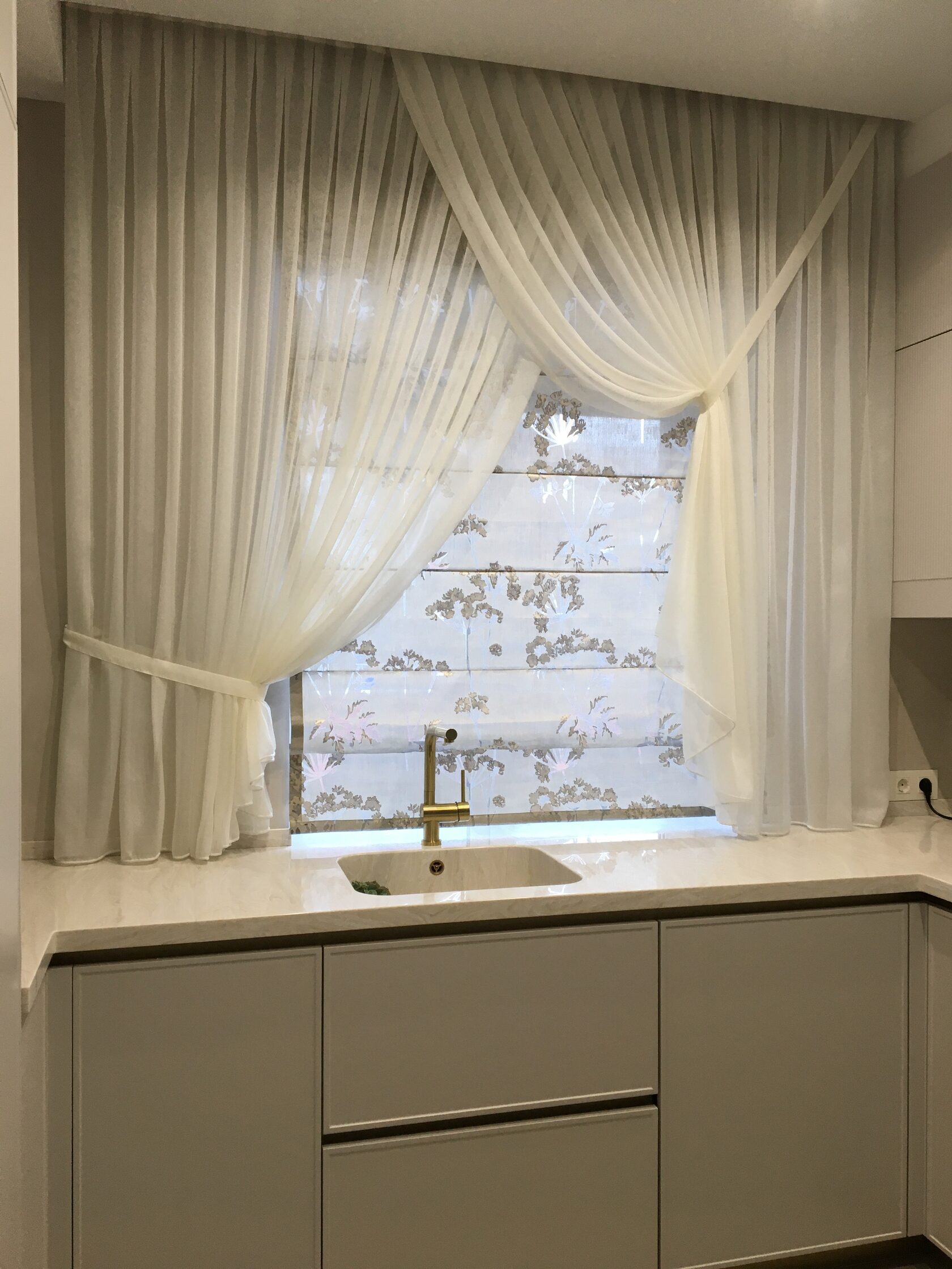 Фоновое изображение современных штор