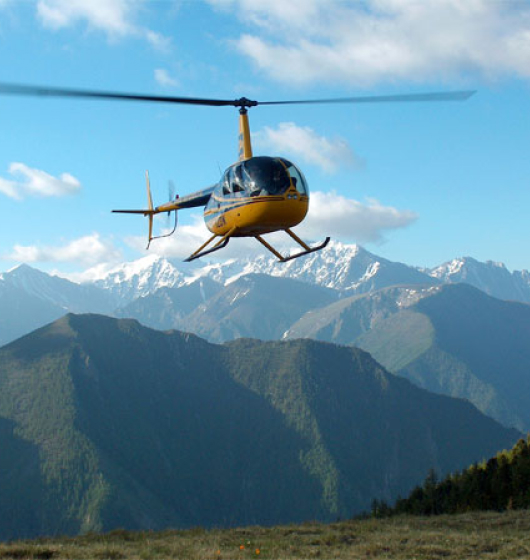 Вертолет в горах фото. Алтай полет на параплане. Онгудай горный алтай. Вертолетные экскурсии горный алтай. Ми8 горный алтай.
