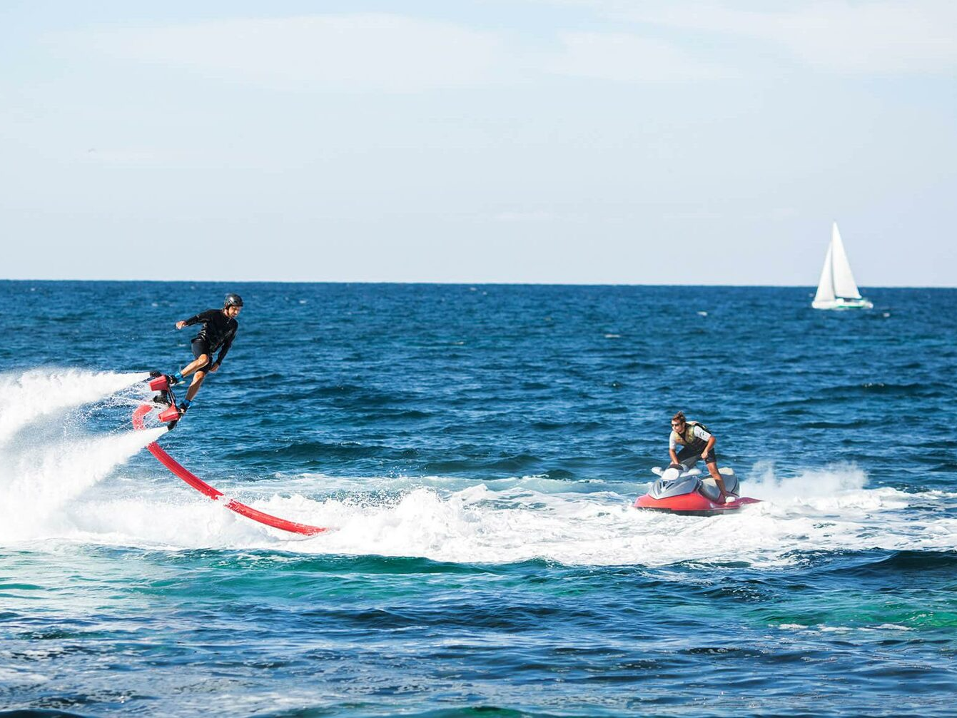 фото парня и девушки на романтическом свидании в публичном месте