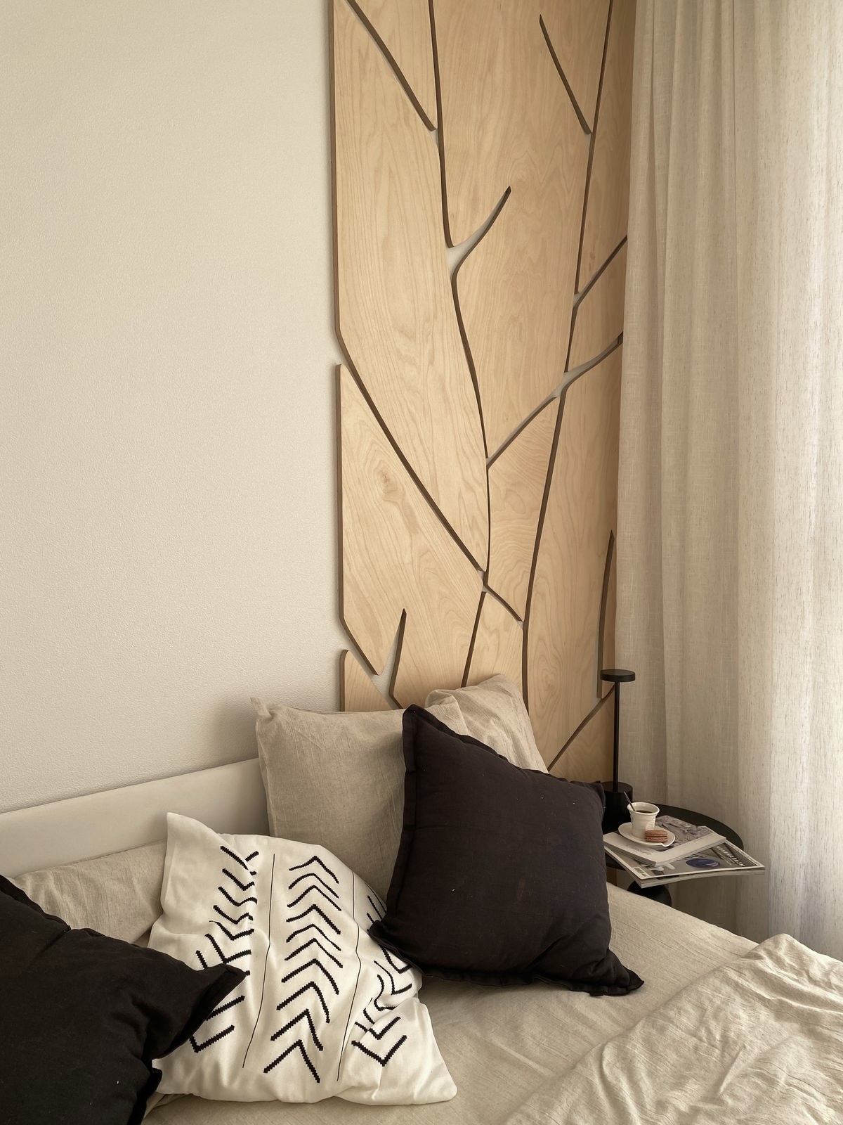 alt: Ремонт и отделка гостиной с декоративной покраской стен title: Современный косметический ремонт квартиры в Санкт-Петербурге ремонт спальни