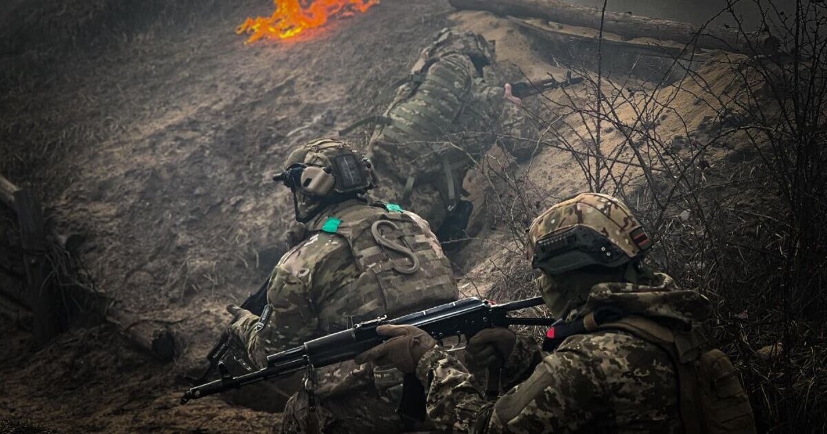 два мужчины с автоматами в военной форме