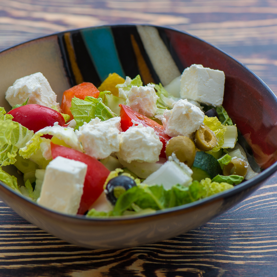 Какие салаты можно при грудном. Салаты. Греческий салат. Салат на ланч. Греческий салат Ингредиенты.