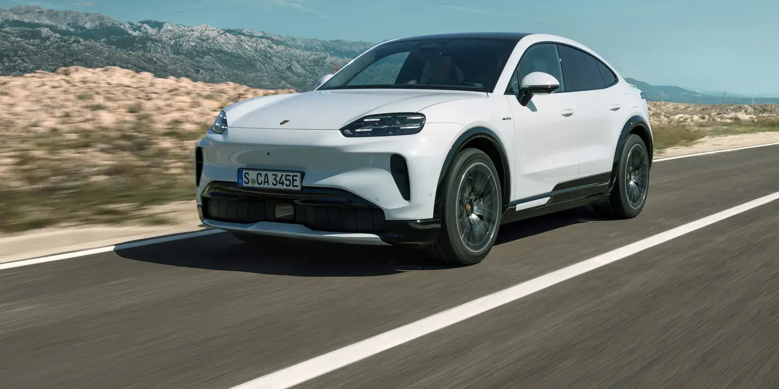 Вид спереди и сбоку на Porsche Cayenne S Coupé Electric, иллюстрация производителя