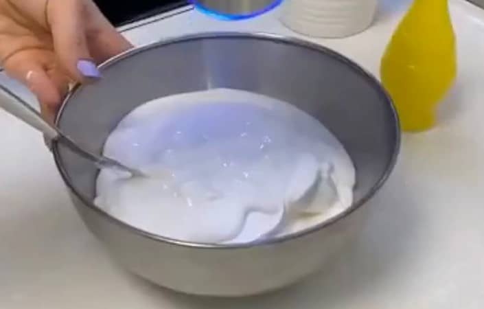 Приготовление творожного сыра из сметаны и йогурта: шаг 1