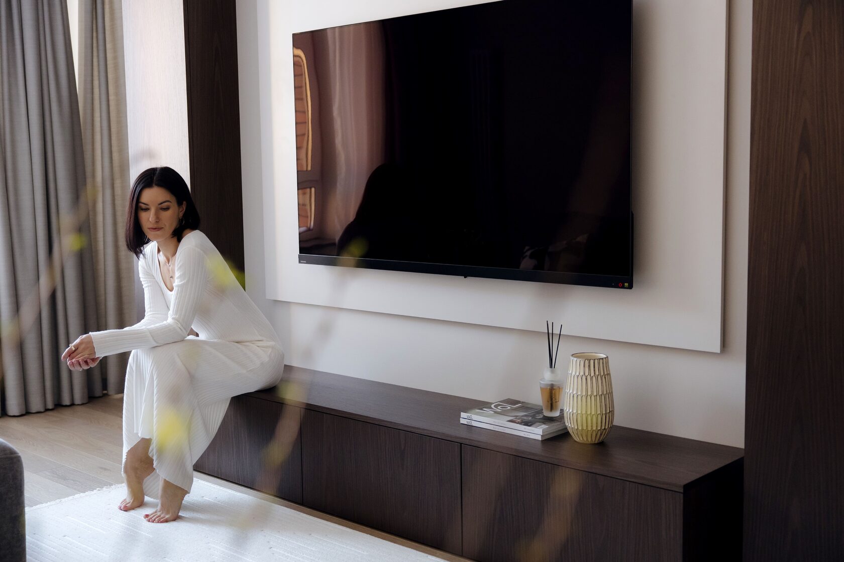 Спальня с панельным изголовьем