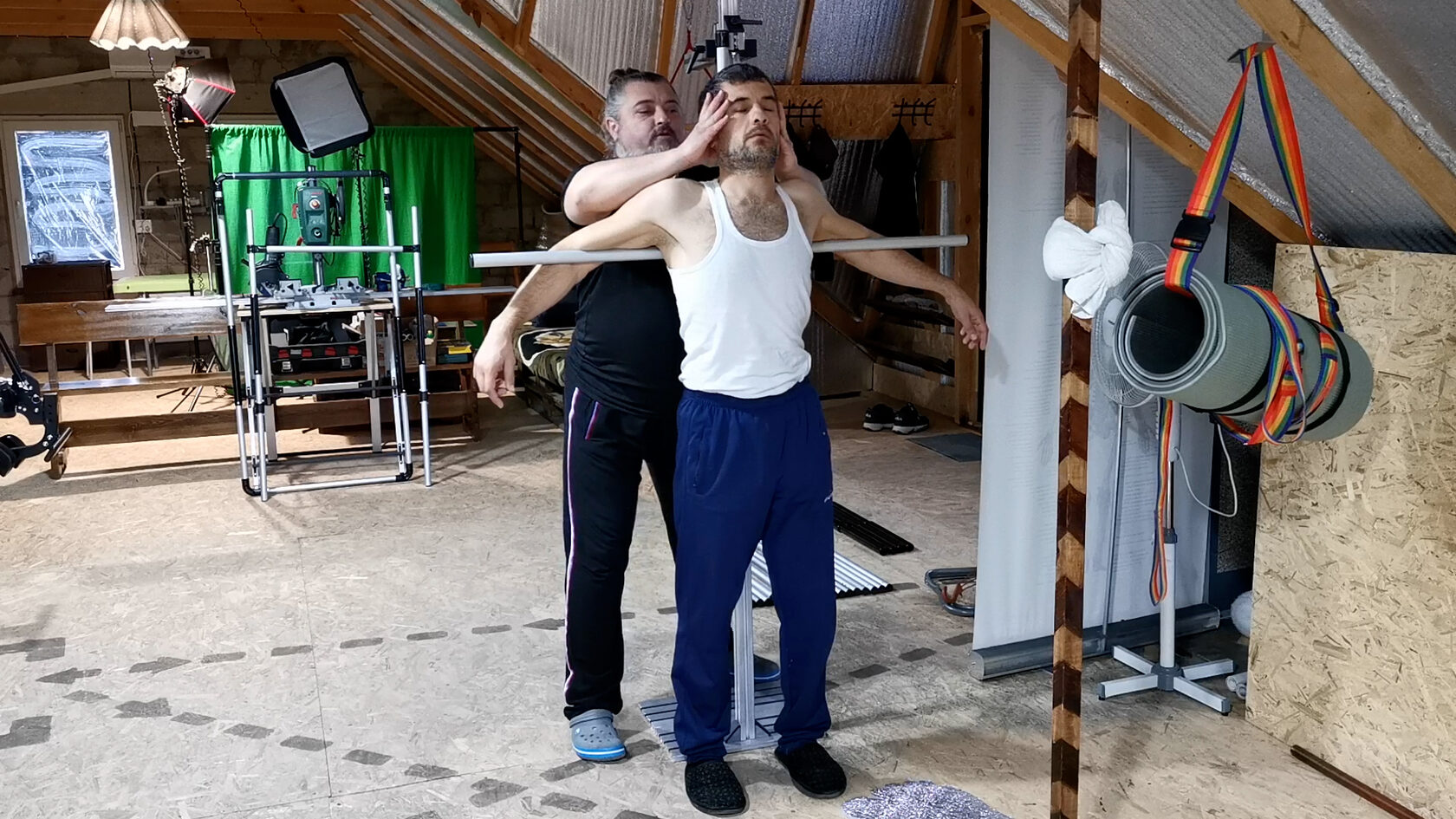 Фото работы на тренажёре КрестОН. Скрутка позвоночника.