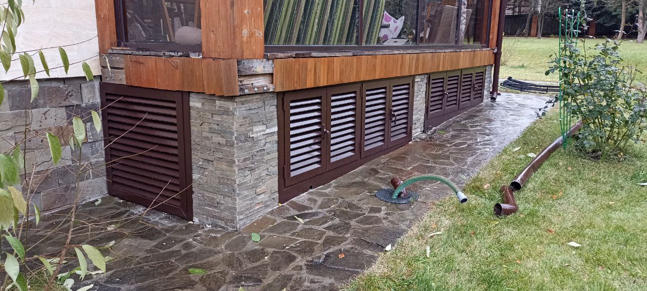 откидные жалюзийные створки металлические на заказ для цоколя дома