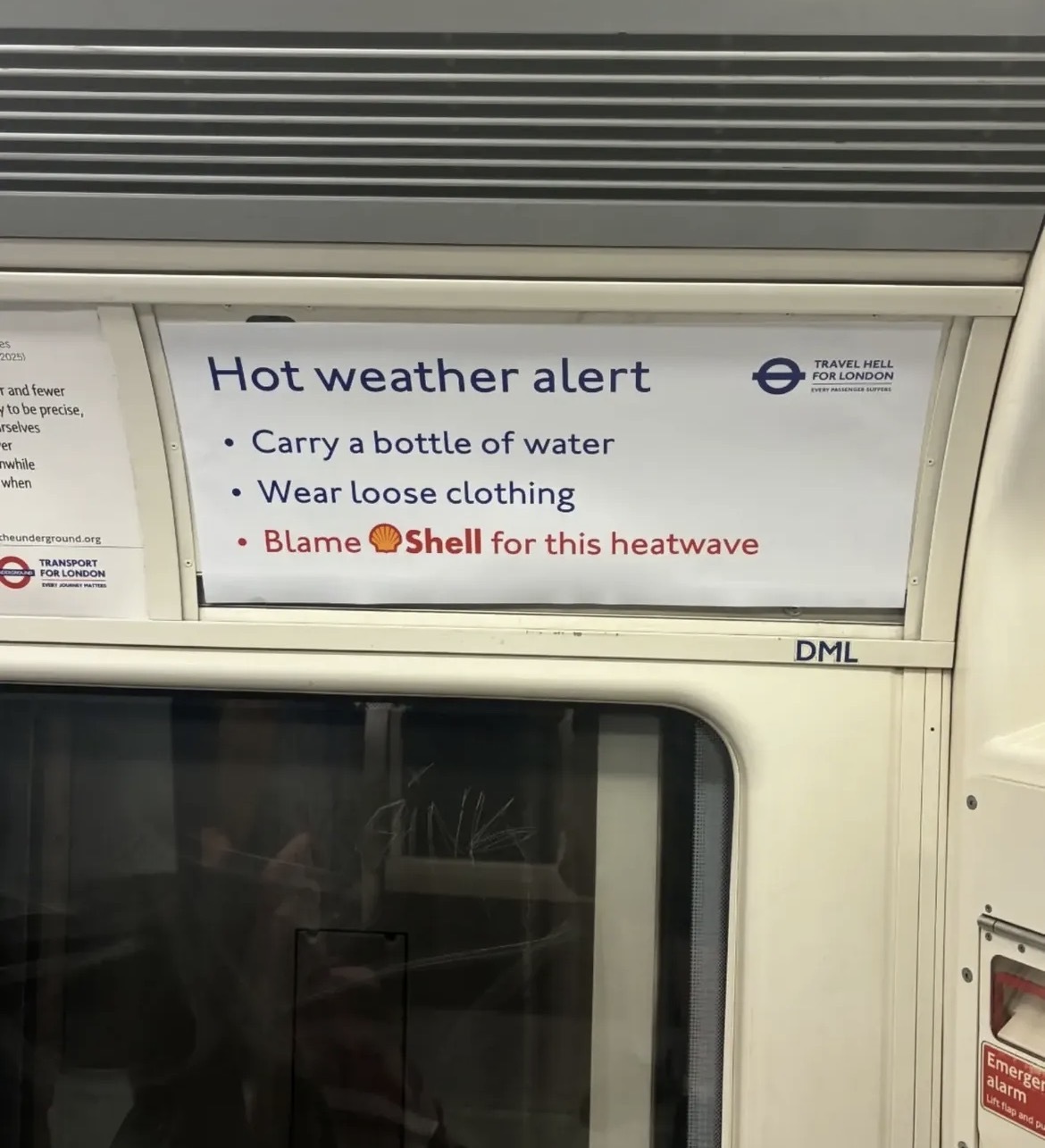 Greenpeace metro Londra messaggio