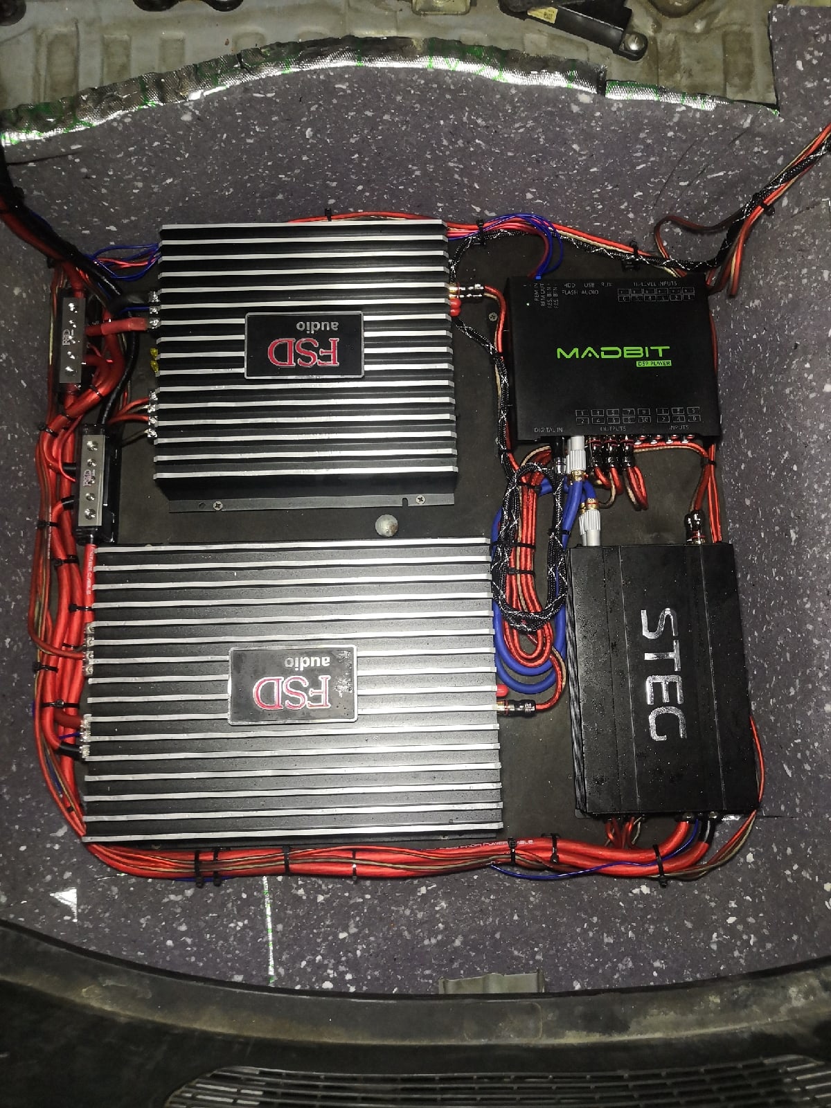 устанвока усилителей honda fit jazz