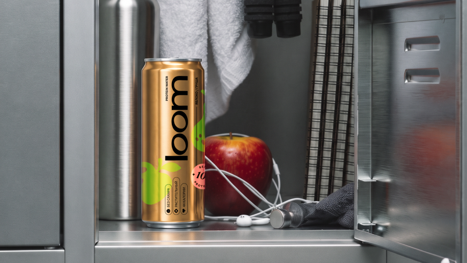 Лум протеиновая вода со вкусом фруктов — банка LOOM в дороге