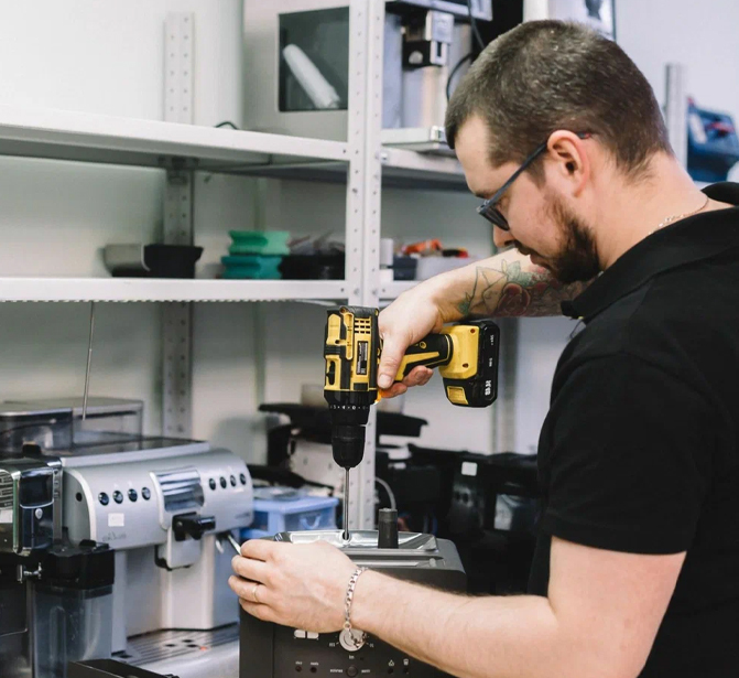 Олег - мастер по ремонту стиральных машин с 12-летним опытом