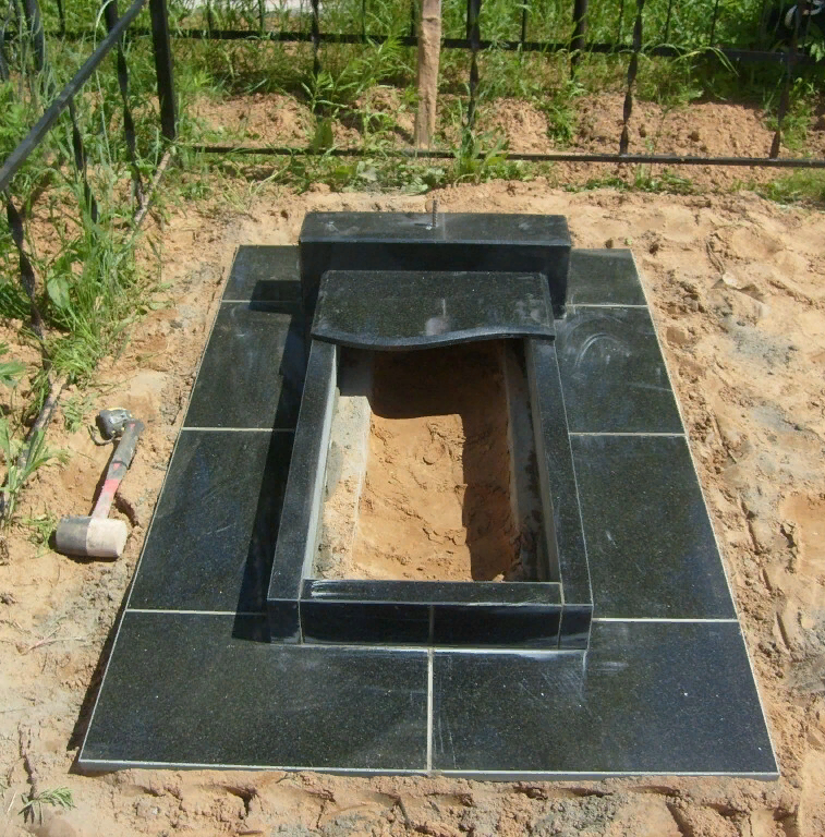 Плита на могилу. Установочная плита под памятник на могилу. Фундамент для надгробия. Плита на цветник на могилу. Через сколько ставят памятник