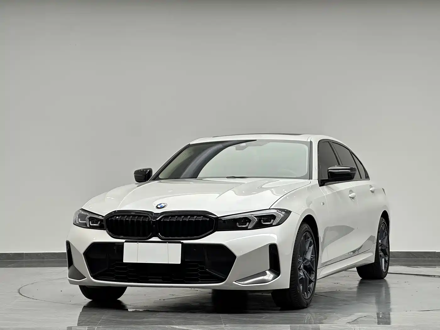 BMW 330Li G28 2024 M Sport Night Edition — передняя часть белого седана, ракурс в три четверти