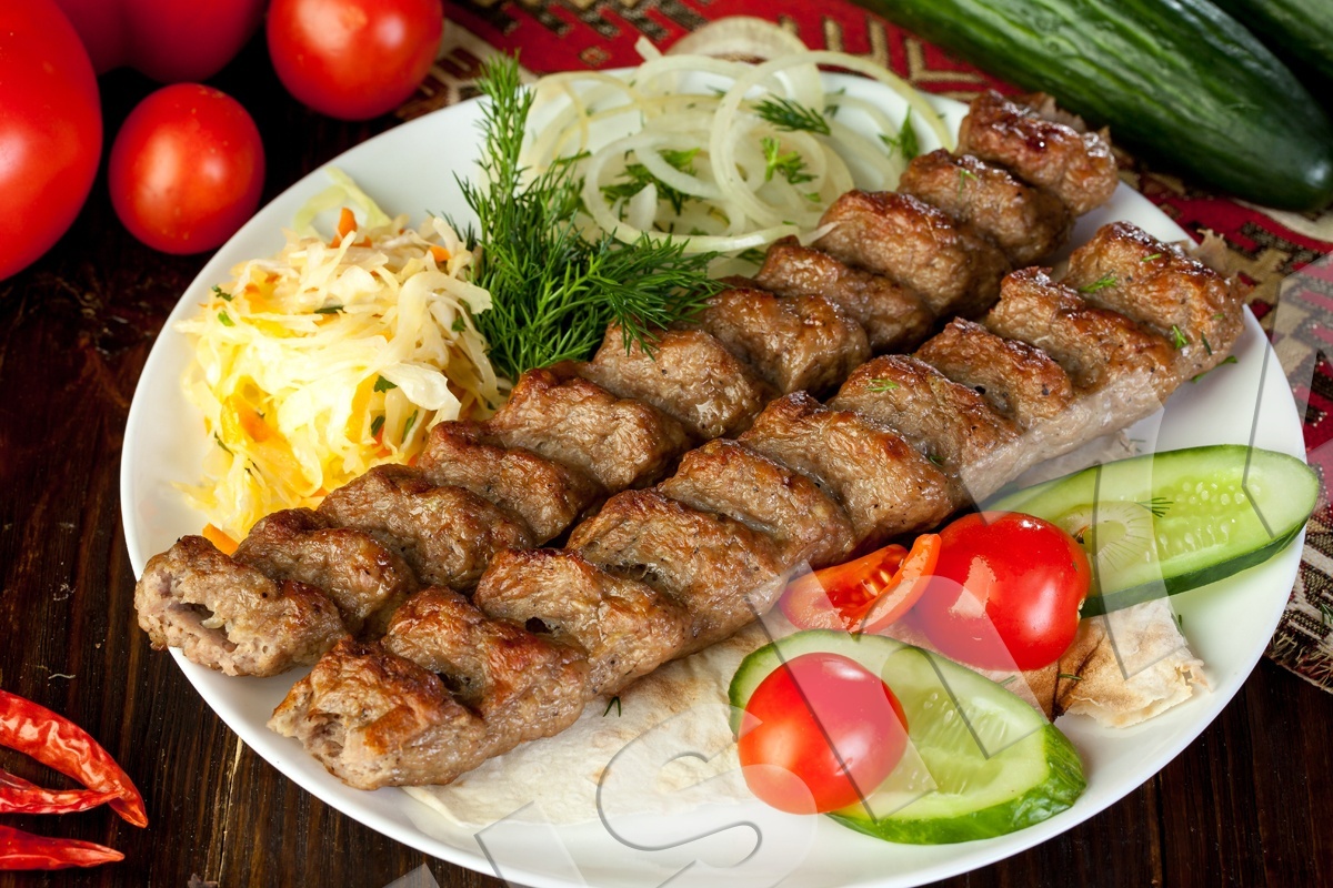 Рецепт люля кебаб на шампурах из говядины. Люля кебаб баранина. Шашлык люля. LUVLA Kebab. Люля кебаб говядина.