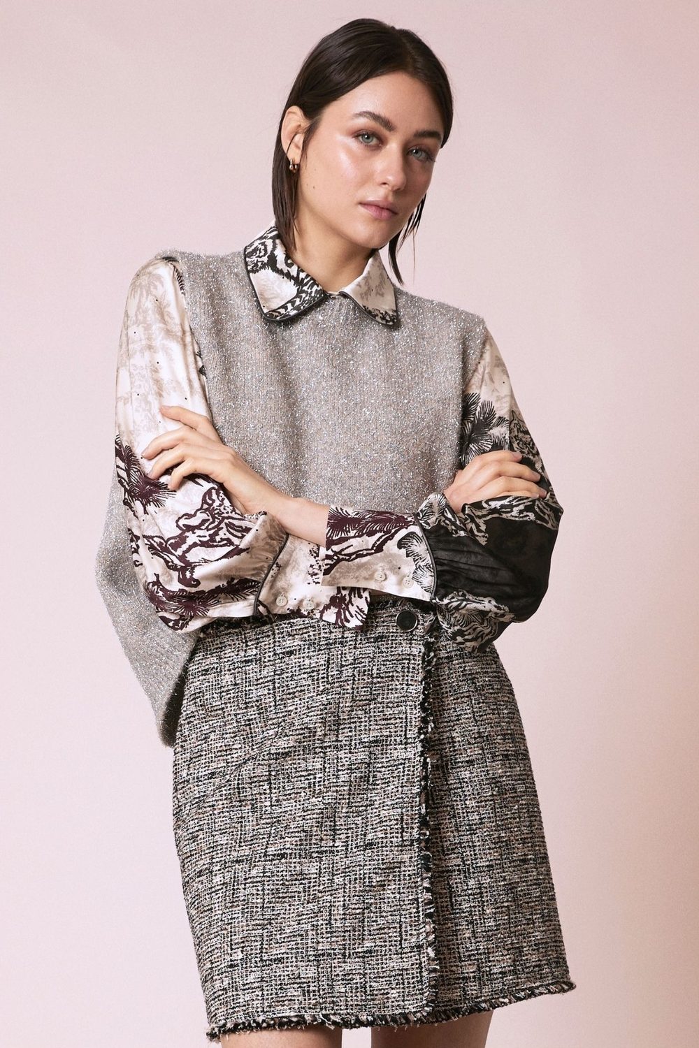 Shirtaporter: camicia stampata, gilet in lurex e gonna in tweed