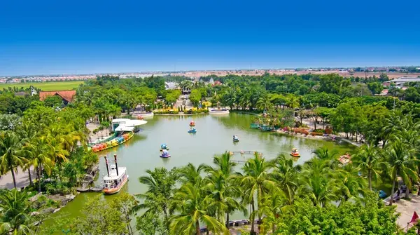 Панорама озера с катамаранами и пальмами Сада Мечты Dream World под Бангкоком