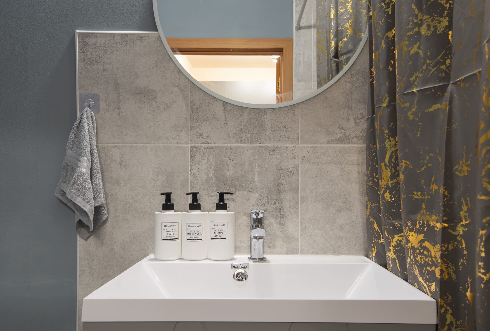 Ремонт большой гостиной — панорамное остекление, керамогранит, встроенное освещение