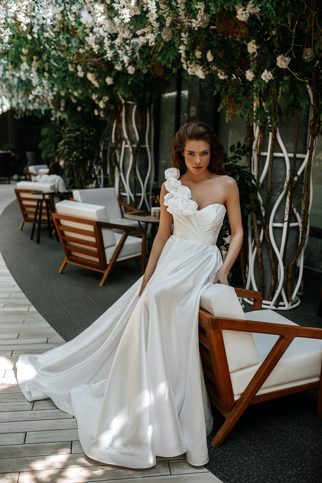 Свадебное платье атласное с объемным декором