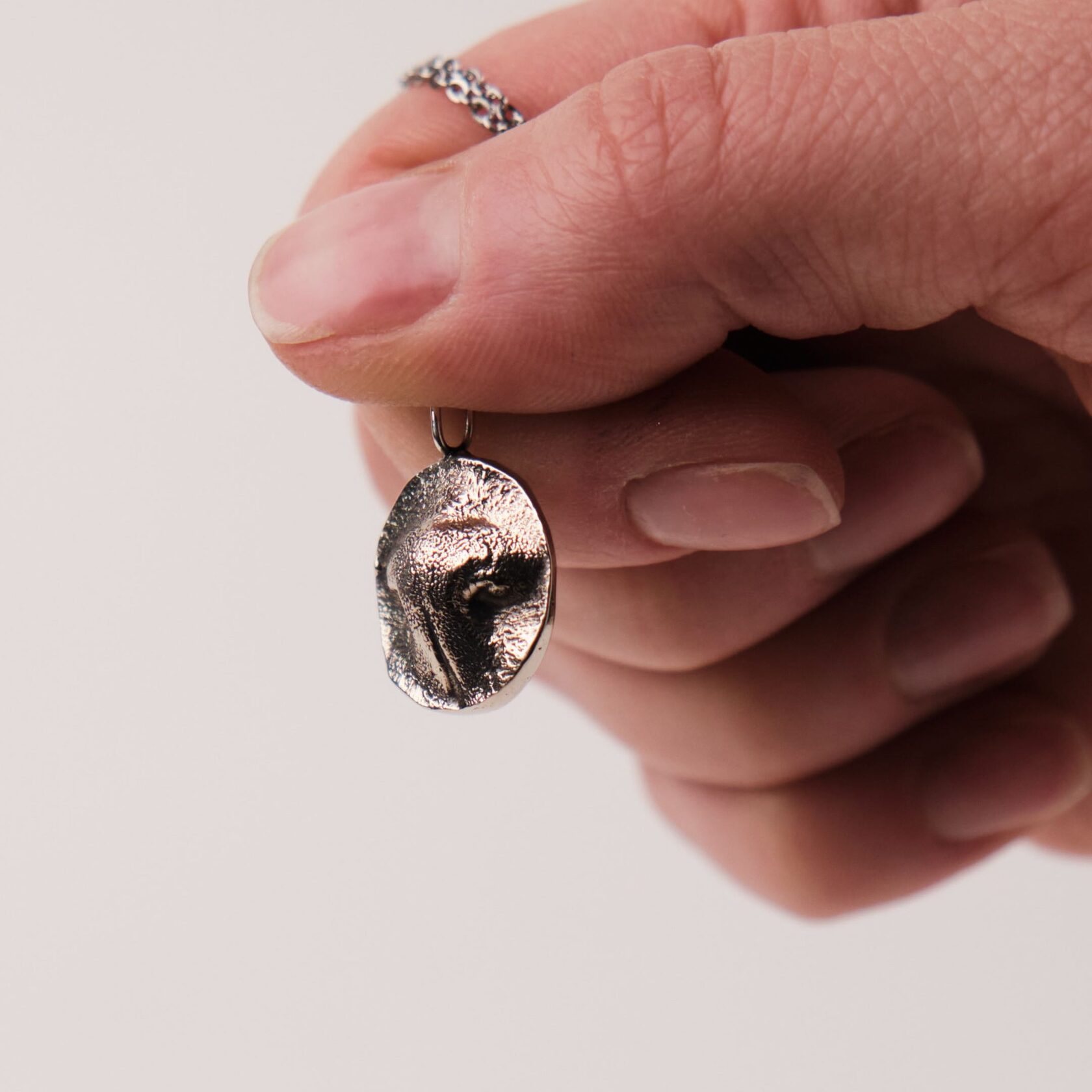 Кулон в форме круга с отпечатком носа питомца