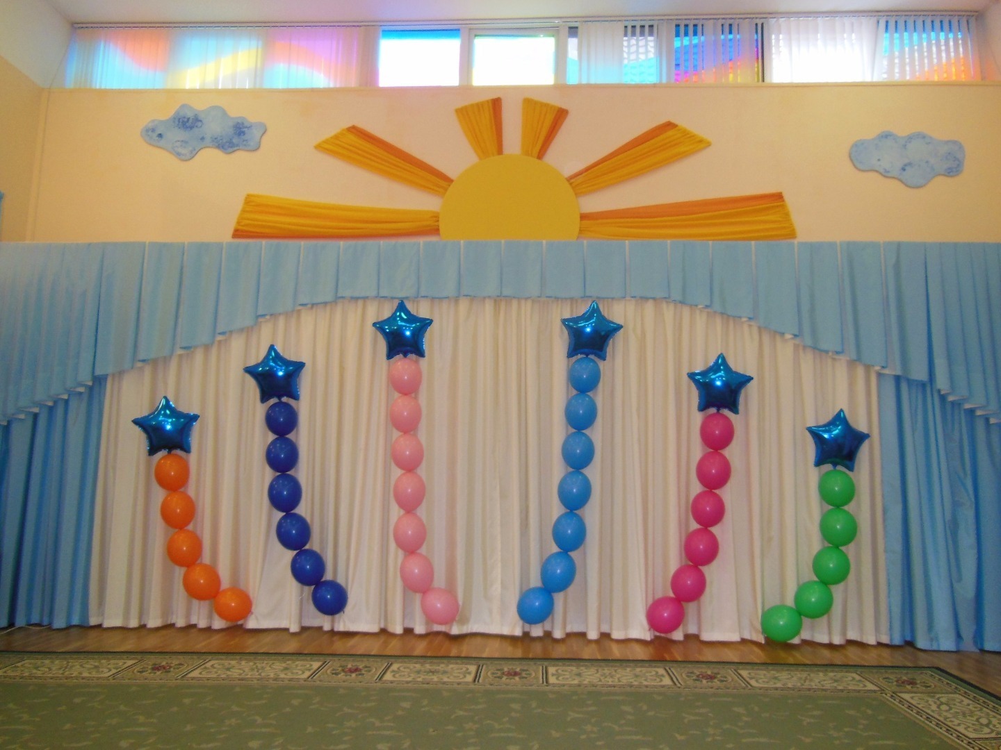 Оформление зала ко Дню независимости в детском саду
