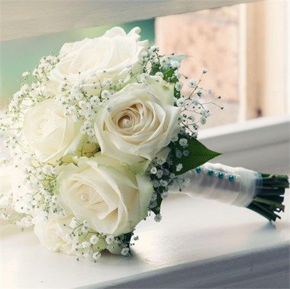 Букеты на свадьбу маленькие. Букет невесты белые розы и гипсофилы. Букет невесты розы и гипсофила.
