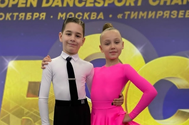 Дети в танцевальных костюмах на соревнованиях