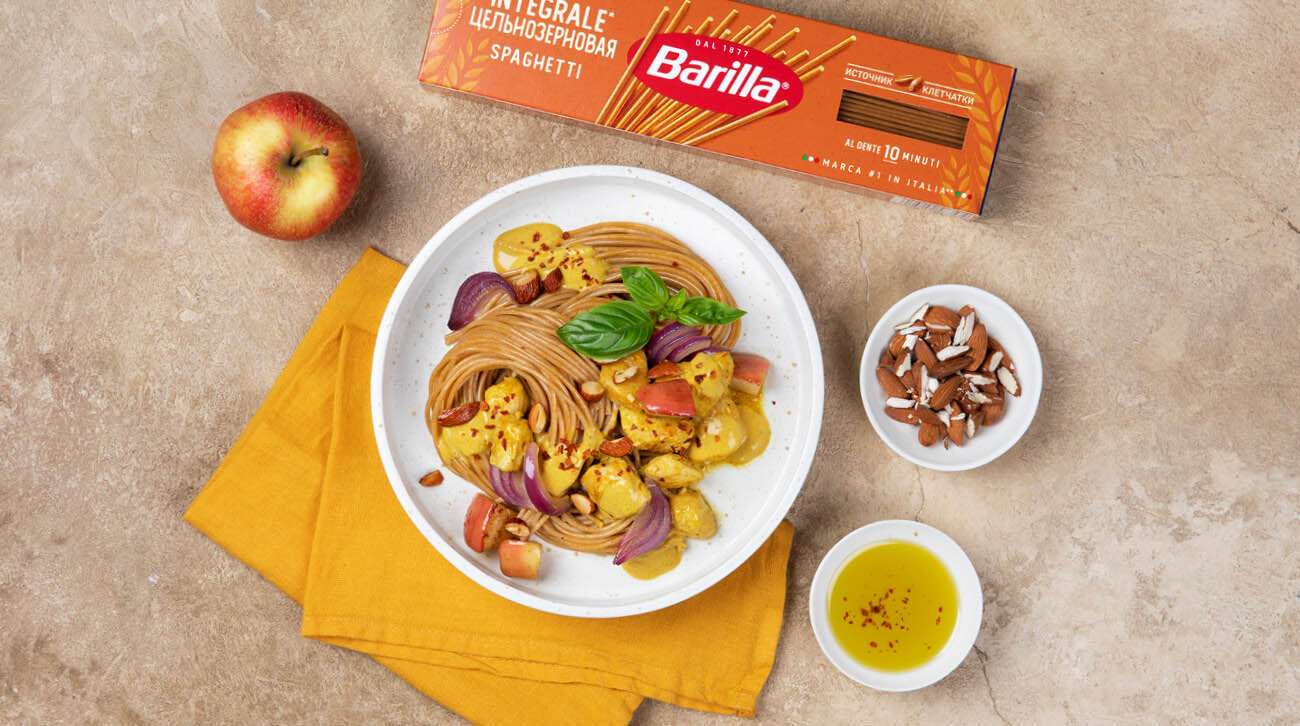 Цельнозерновые спагетти Barilla с курицей карри, яблоком и миндалем