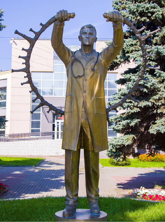 Путеводитель по Челябинску | Памятник медикам на Воровского