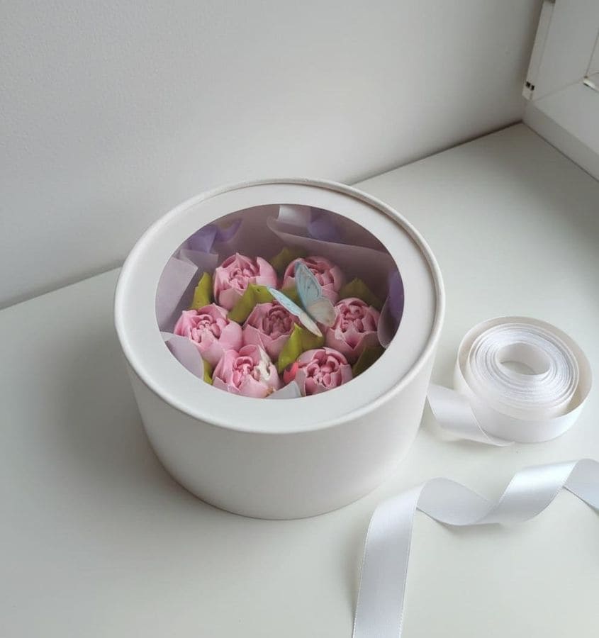 Тюльпаны из зефира в шляпной коробке с окном, диаметр 16 см 2