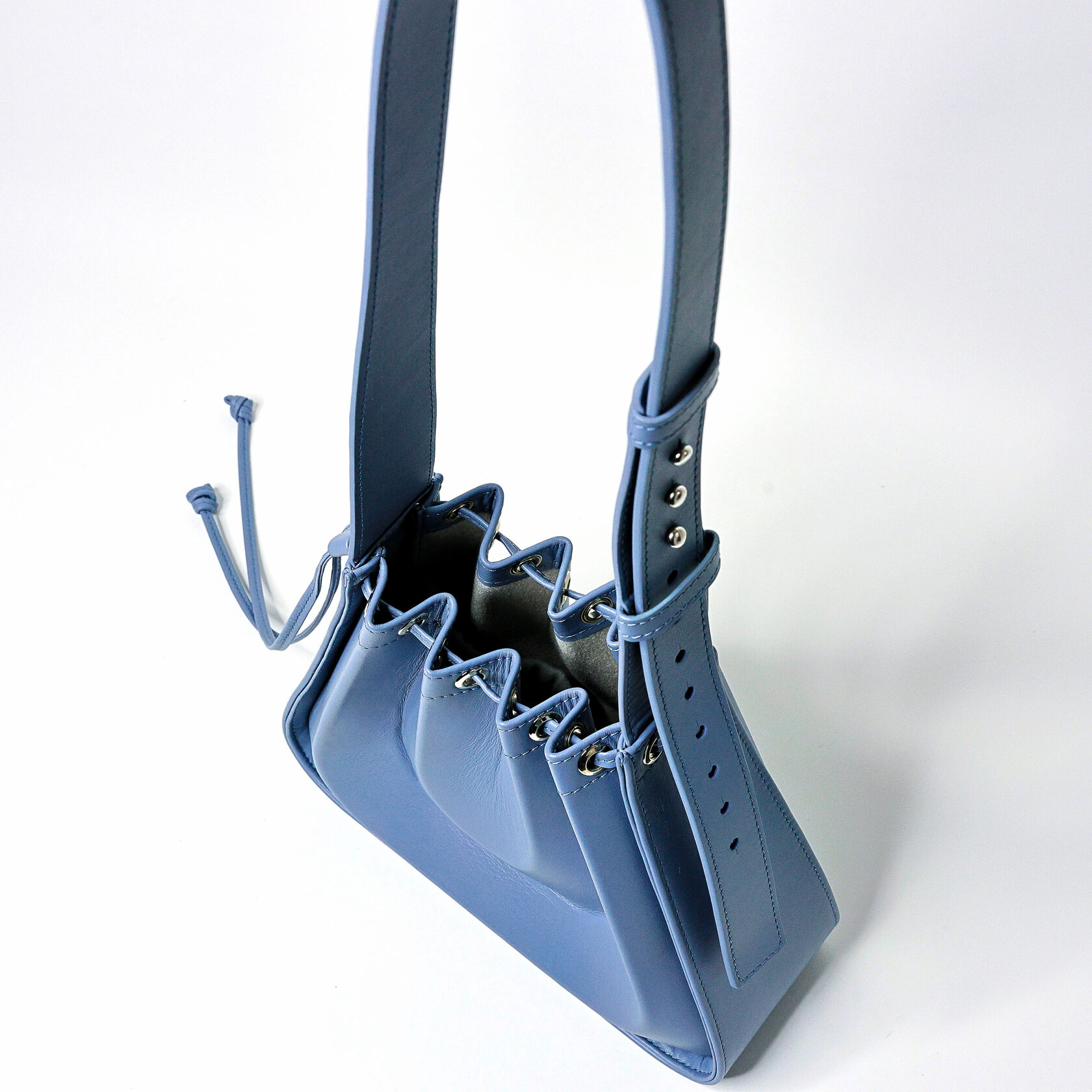 дизайнерская сумка Drift архитектурной формы серо-голубого цвета из натуральной кожи