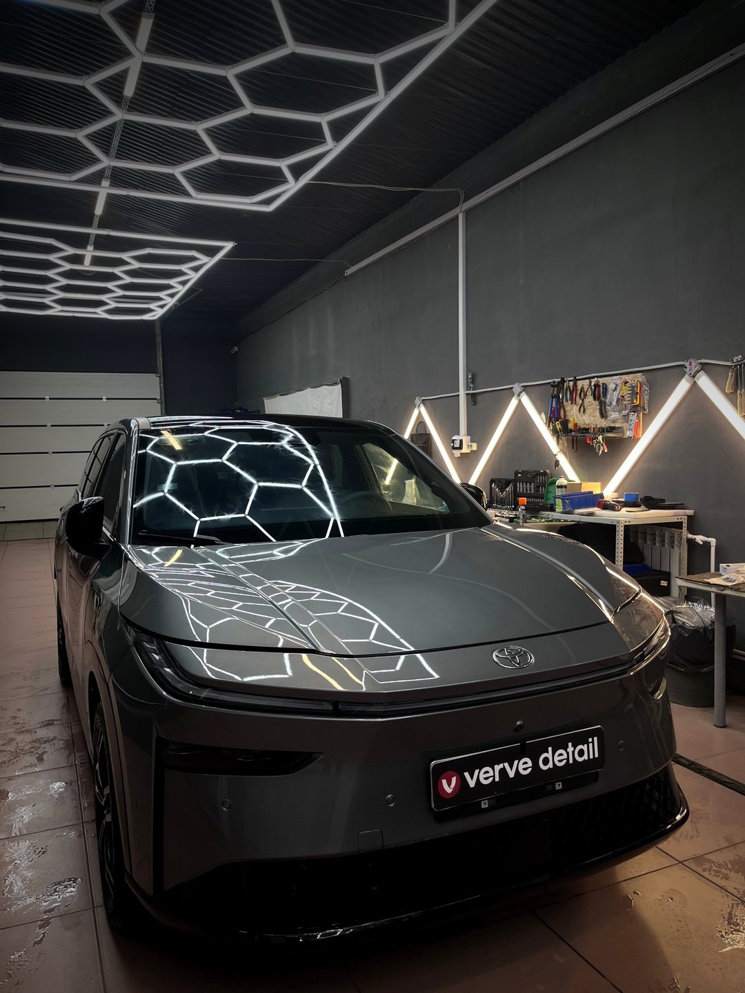 Toyota в студии Verve Detail после оклейки плёнкой