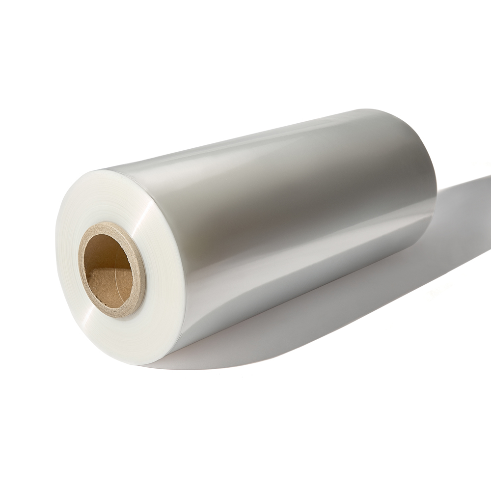 съемка катушки прозрачной пленки на белом фоне