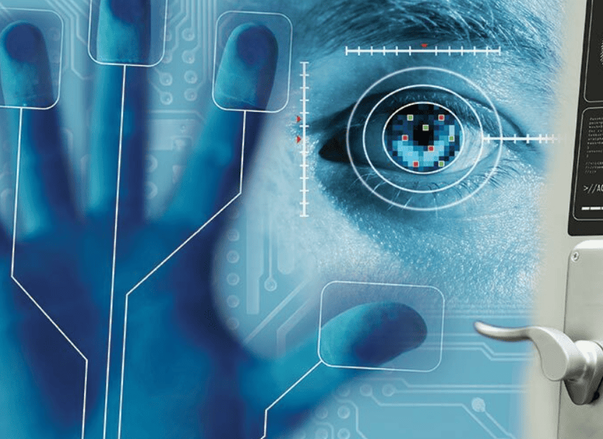 рука и лицо мужчины