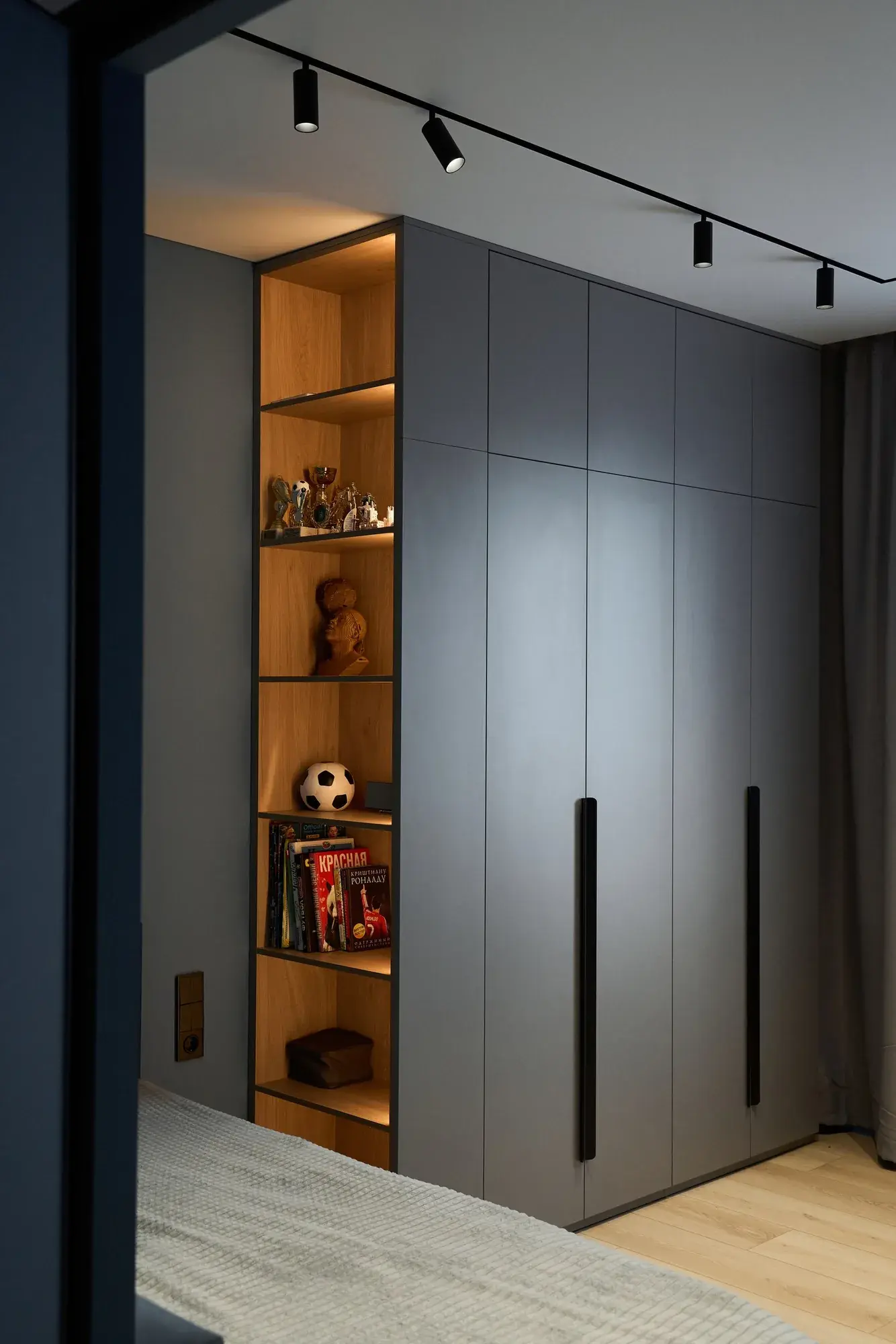 Графитовый шкаф с дубовым стеллажом и подсветкой полок — T-MEBEL