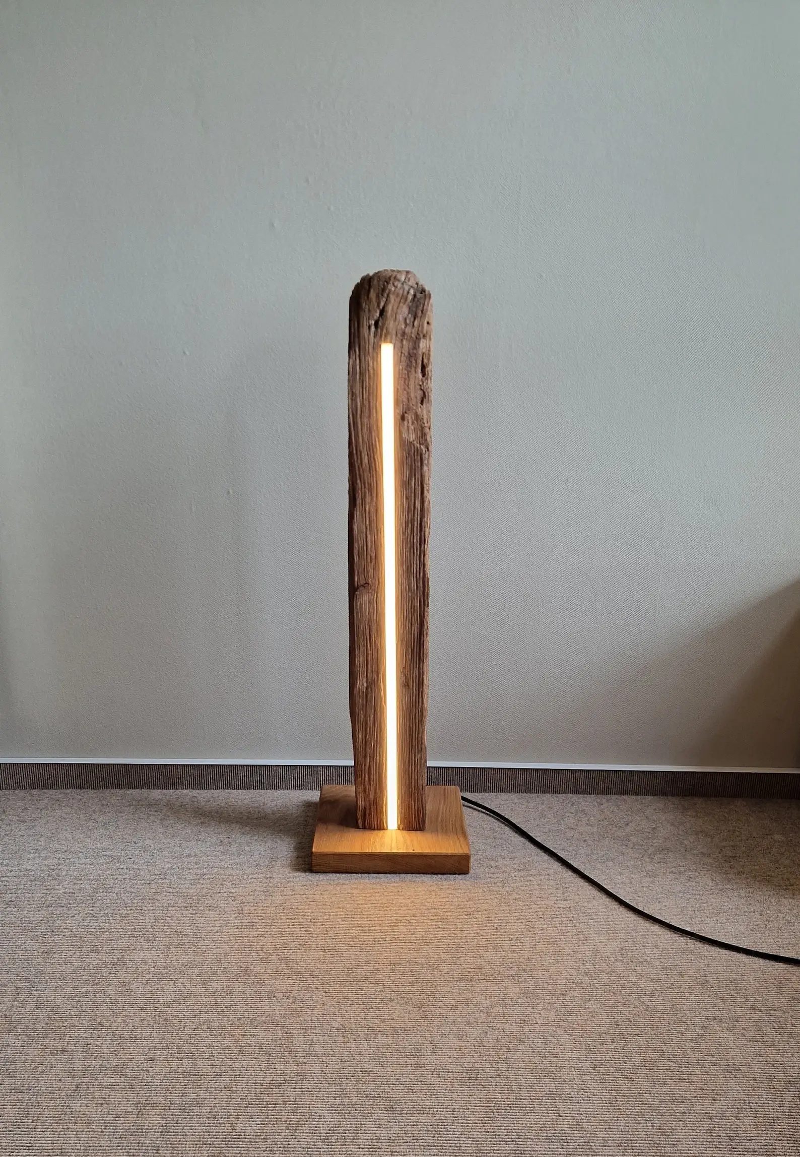 авторский винтажный напольный светильник из старого дуба ручной работы немецкого мастера