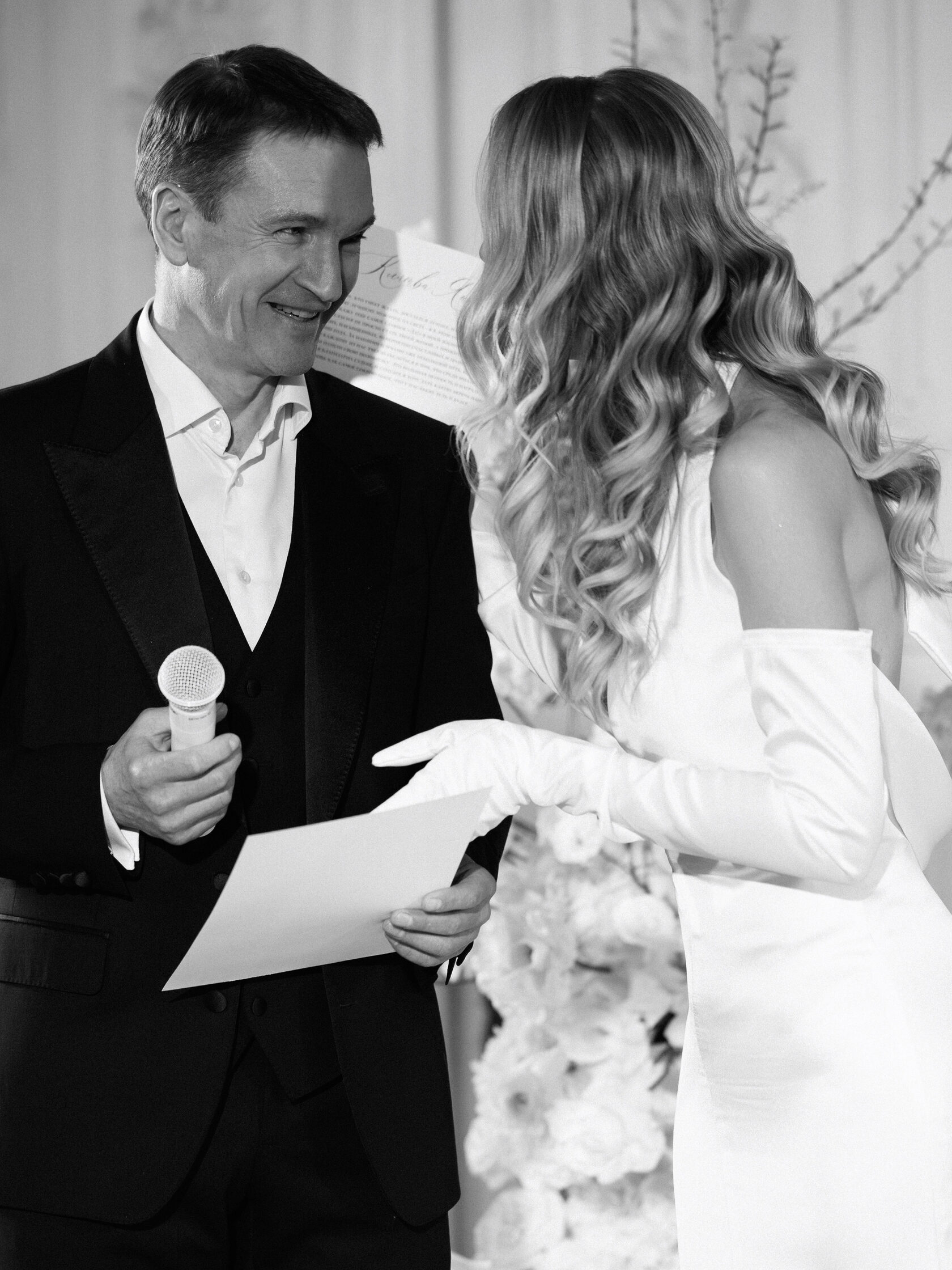 жених и невеста читают клятвы на выездной церемонии 