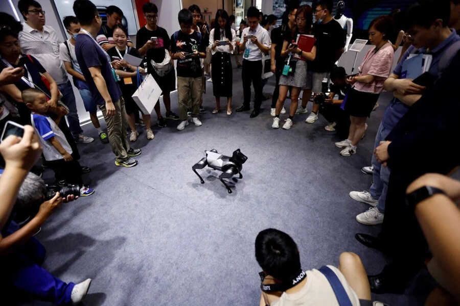 Робот-собака Xiaomi Cyberdog 2 выходит на сцену корпоративного мероприятия