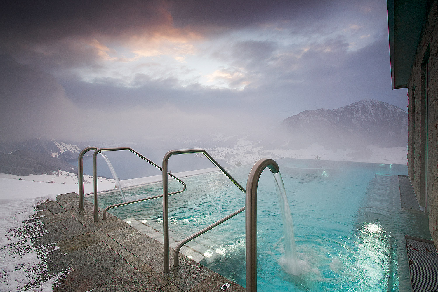 Отель сочи зимой бассейн. Зимний бассейн в отеле Villa Honegg, Швейцария. Швейцария вилла Honegg. Термальные источники красная Поляна. Термальный бассейн Домбай.